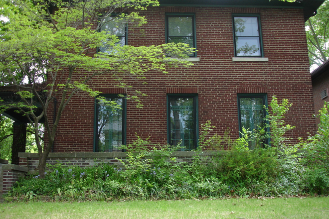 side house picture, porch entrance - House for rent across Washington University, Central AC, Hardwood flrs, brick, 0.1 mile from campus