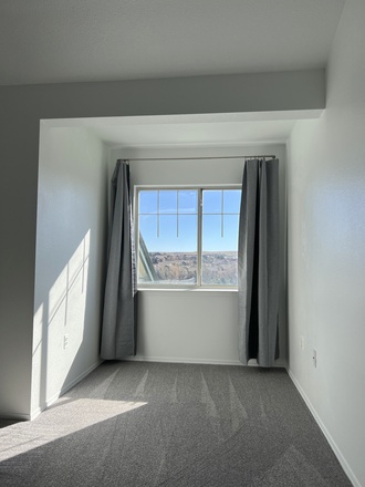 Window on third floor - Bed and bath for rent in Surerior Townhome