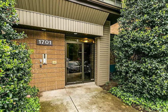 condo entrance - Condo for Rent, Mount Washington, Baltimore. Ideal for Hospital & Medical staff and students