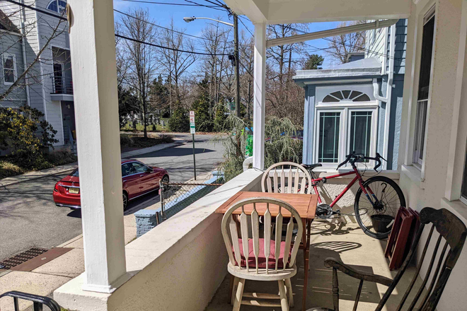 Front Porch - Furnished bedroom in shared apt-Humbert St-Princeton
