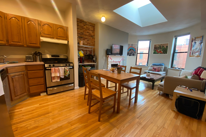 1 - SUNNY 3 bedroom with Central Air and STEPS to NEU!