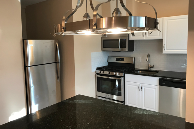 Call NOW for showings! 617-236-8600 - 1999 COMM AVE - HUGE DELUXE 3BR/1BA AVAIL *9/1/2026* W/ IN UNIT LNDRY, H&HW INC, PRKNG AVAIL, DW! Condo