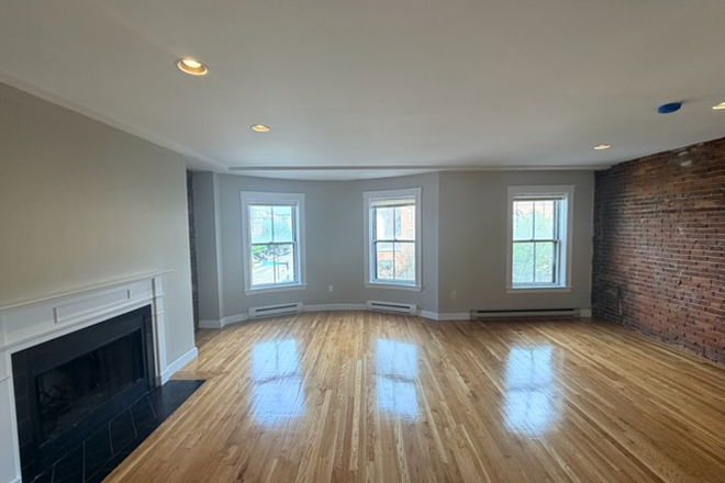 Call NOW for showings! 617-236-8600 - WASHINGTON ST - *NO FEE* BRWNSTONE CLASSIC 2BR/1BA *AVAIL NOW* W/ LNDRY IN BLDNG, DW/DISP, EXP BRICK Apartments