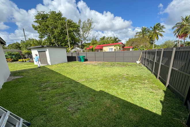 Side yard - Incredible. 3/2 house close to UM campus.