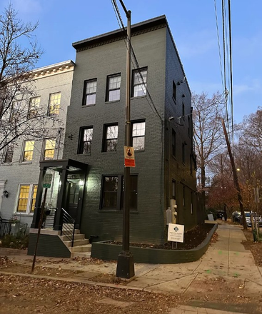 Home exterior - Charming & bright 1st floor private apartment