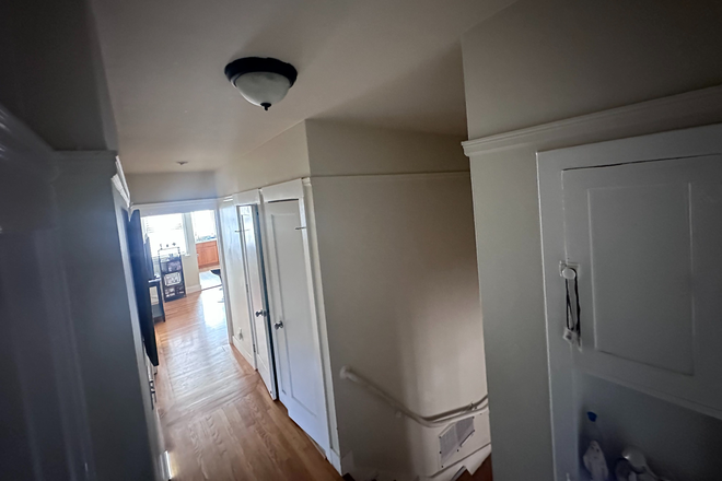 Hallway - Room For Rent. Homely feel near the beach - Nearby Amenities and Transportation