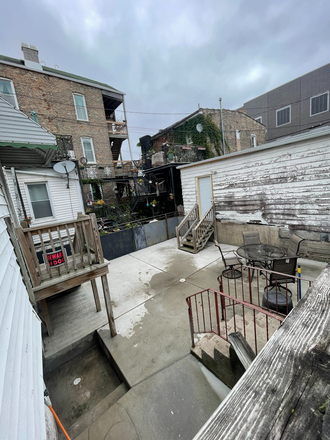 Gated Back Yard - Cozy Pilsen Apartment, Close to UIC Campus and CTA Buses/Trains