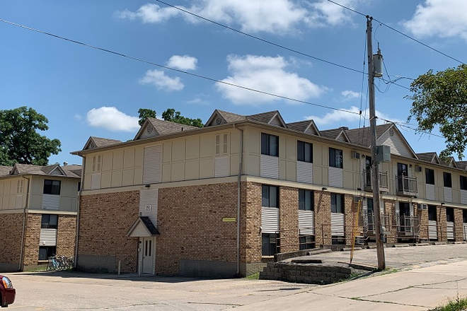 Exterior - Three Bedroom Apartments Units On Ridgeland