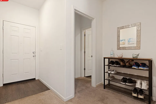 Entrance - Charming 6 bedroom 4.5 bath 5 minutes UC Bus line and Merced College House