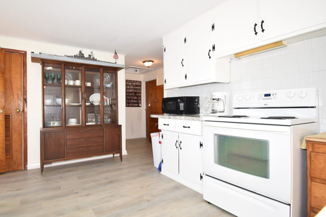 Kitchen - includes stove, dishwasher, refrigerator, microwave, and toaster - Flintstone Road Apartments