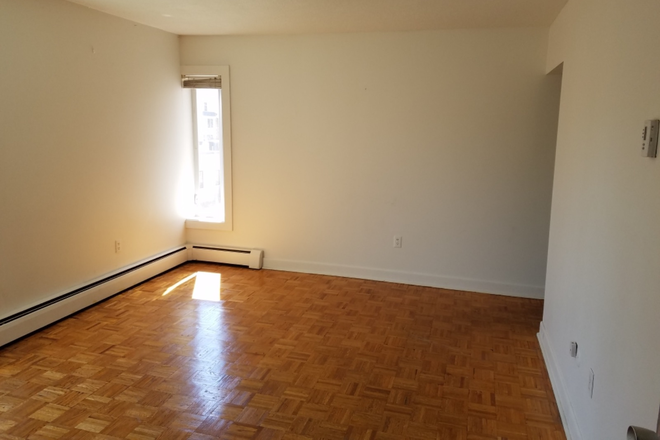 . - **NO BROKERS FEE!* Wonderful 1 Bed / 1 Bath w/ HEAT&HOT WATER INCLU.! Apartments