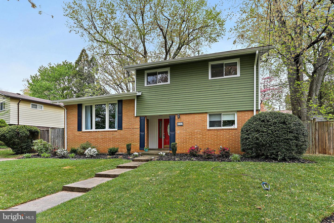 Outside street view - 1 bedroom available in a house within 13 minutes of campus
