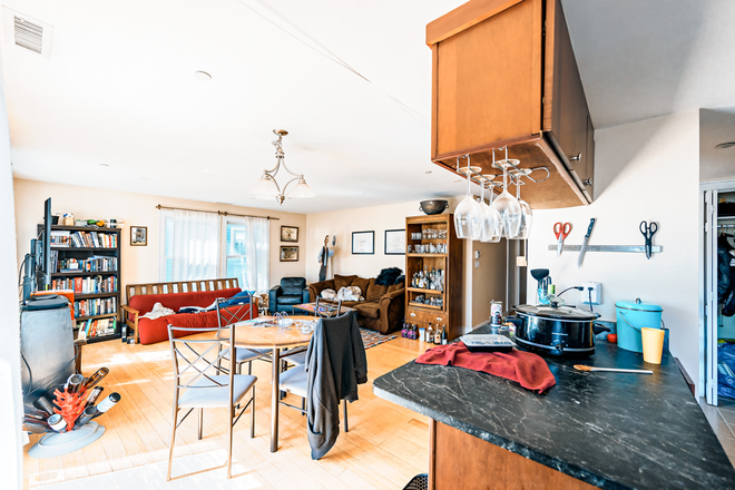 . - Very spacious and bright 3 bedroom, 2 bathroom for rent for 9/1 Duplex