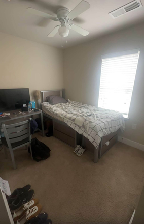 room for rent (no window) - Building 78 Unit 78A