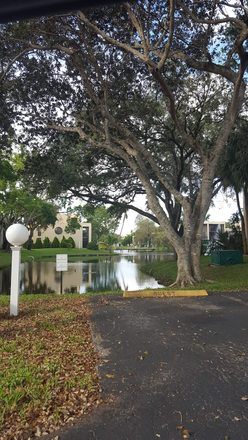 community lake - 1/1 walk to Nova campus * villa style* Condo