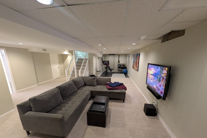 Basement - Furnished basement suite in upscale 5-bedroom house - female preferred - ideal for student