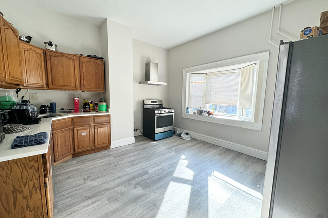 Kitchen - Room Rental |  28 Sumner Street Condo