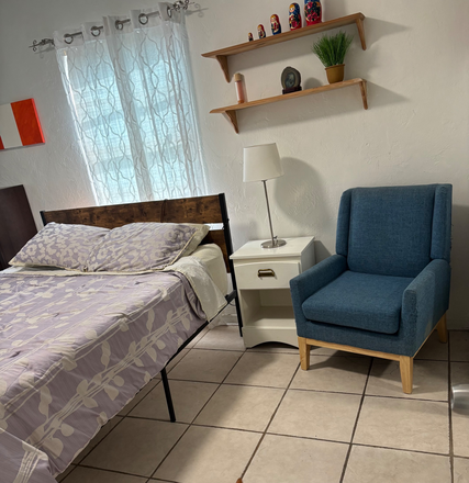 Bedroom - Private room/bathroom in Coral Gables House