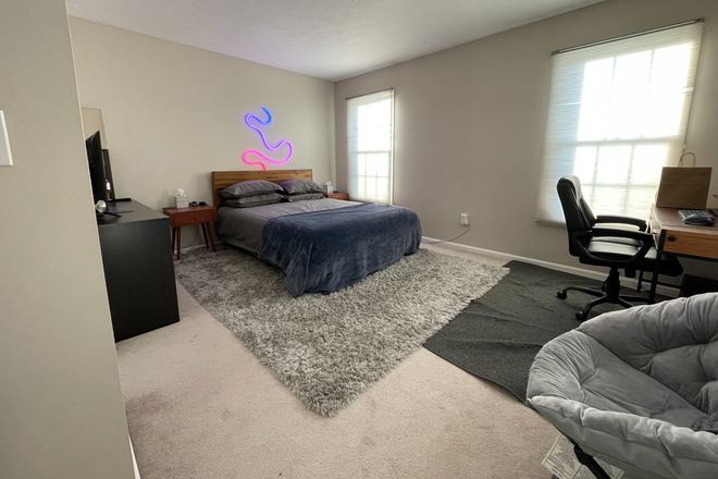 Bedroom 1 - Room for rent in townhome close to HEC and Cleveland Clinic