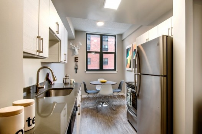 Kitchen - University View 2x2 Lease Transfer Apartments