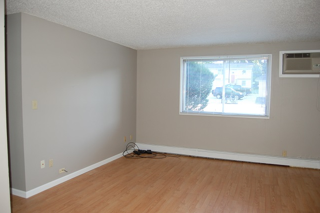 3 - Prime Downtown Iowa City & U of I Campus Location! Walk to Class! On Bus Routes! Apartments