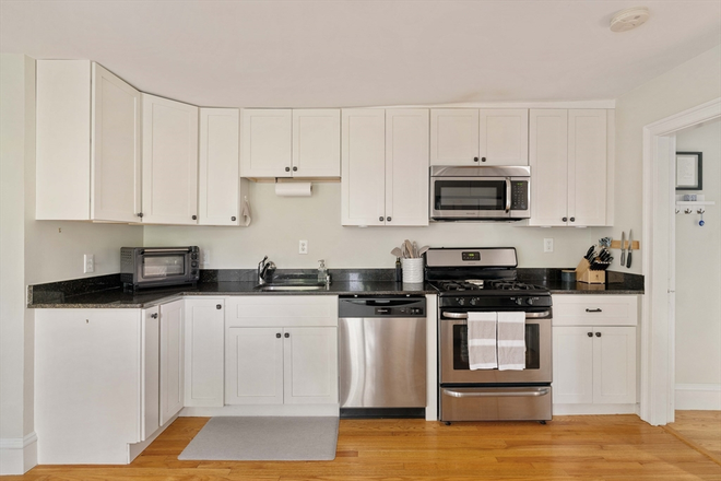 LIVING - BEAUTIFUL 2 BED/1 BATH AVAIL. 9/1/25