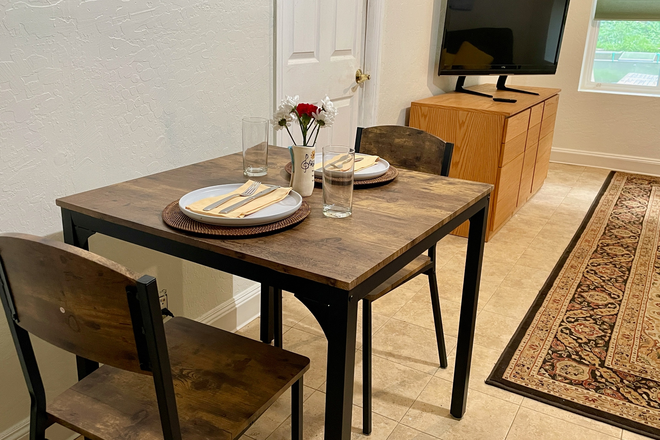 Dining and Working - Private Ground-Level Studio near Public Transit, Shopping, & Nature  (Minimum: 3 month lease) House