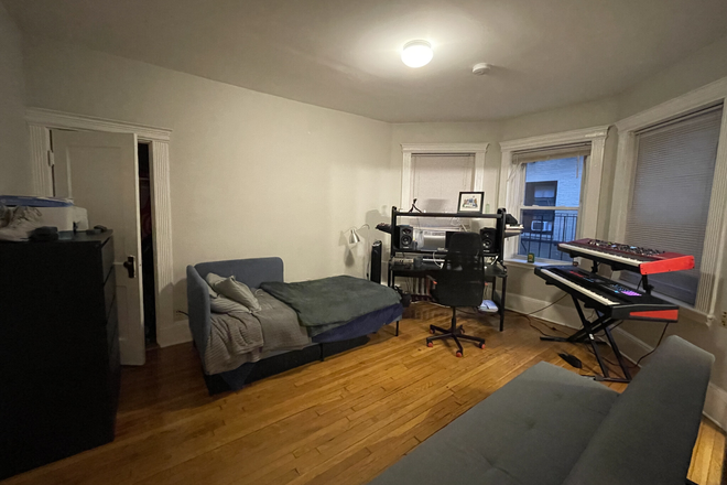 Living Space - Spacious Studio on Hemenway! Apartments