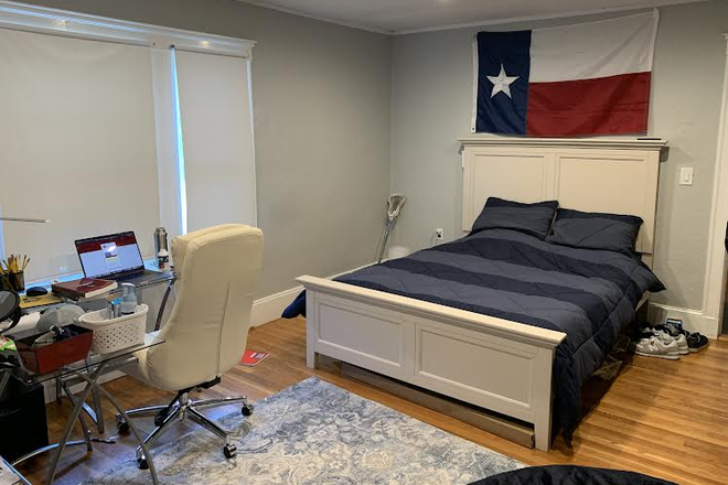 bed - Updated 10/18/24 4 bed 2 bath house steps from campus with renovated kitchen! Must see! 2024