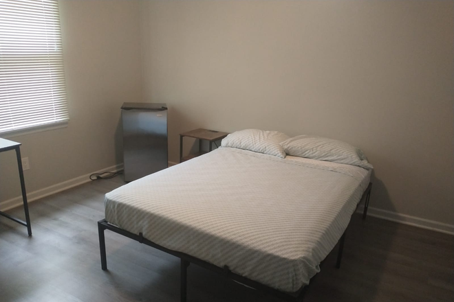 Bedroom 1 - Room for rent. Quiet house. Laundry and fully equipped kitchen. Close bus line. Flexible lease.