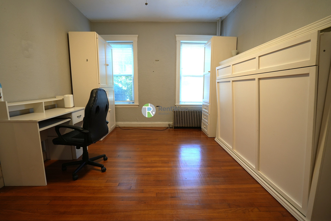 1 - AVAIL NOW-Furnished Comm Ave Studio, Heat included. NO FEE Apartments