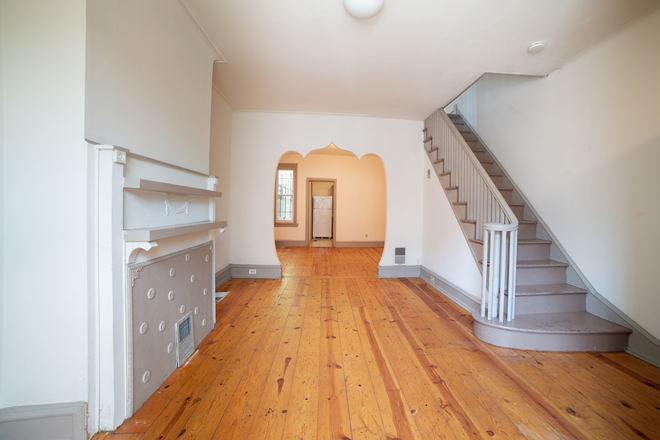 Living Room - Entire House - Bright And Sunny With Back Patio