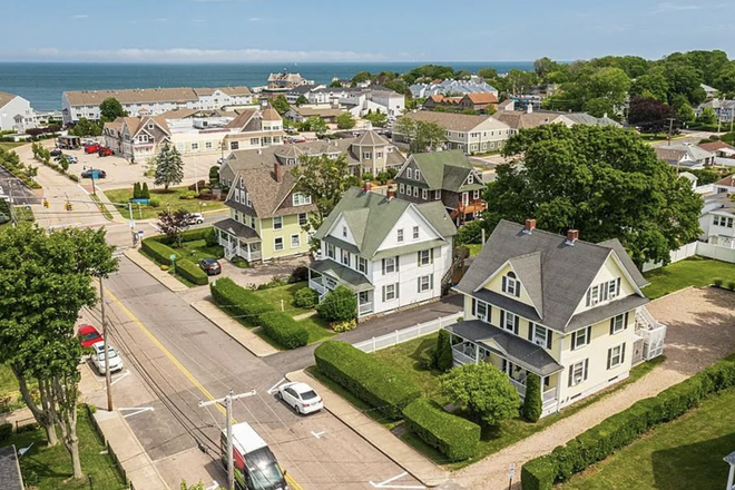 Front of house - street view - Downtown Shores - a superb victorian that's been renovated inside and out. House