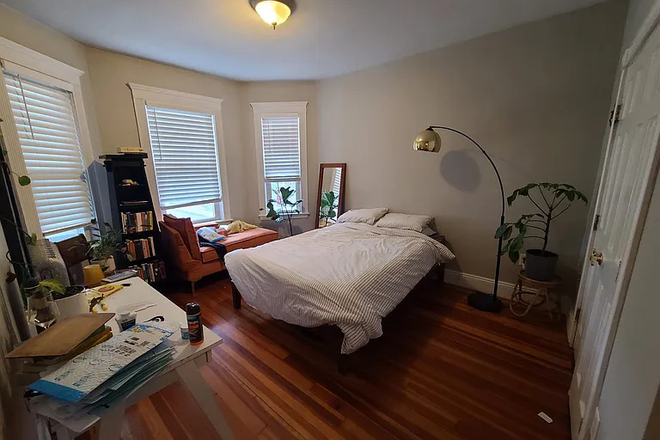 1 bedroom option - 3bed 1bath residential apartment (2 porches)