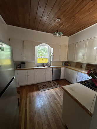Kitchen: has a fridge, stove, oven, and air fryer - House Sublease close to campus