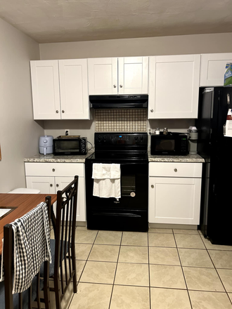 kitchen - Townhouse neighborhood off South Main