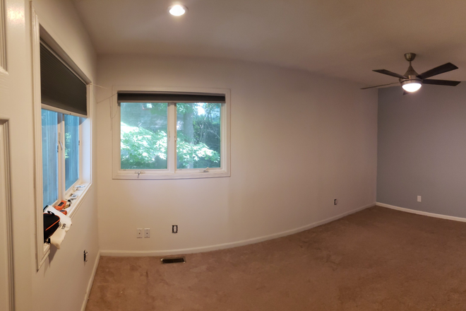 Bedroom - Single Room "Suite D" in Grad Student House, close to North Campus and bus routes