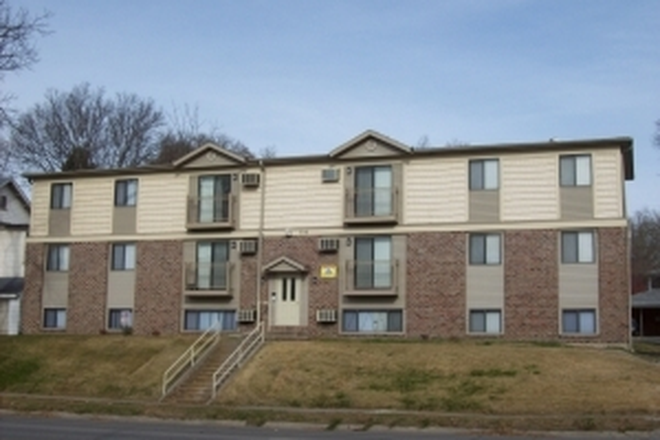 Outside - 25/26 Off Campus, 2 Bedrooms and Combo Apartments Units!