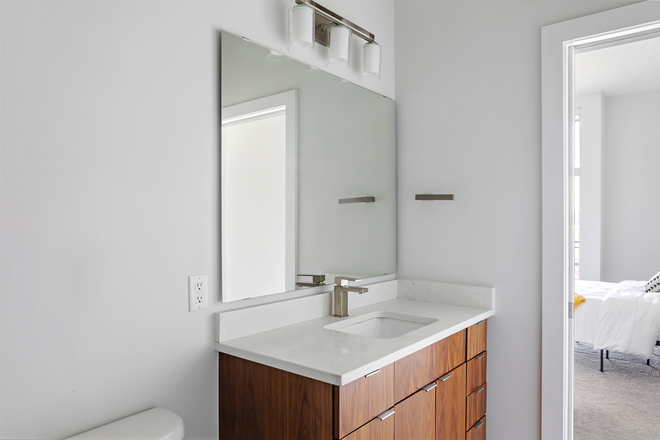 Middle room bathroom - Modern & spacious 3BR/3BA Apartment w/View (Across the street from Campus) - nearly 1500 sq ft