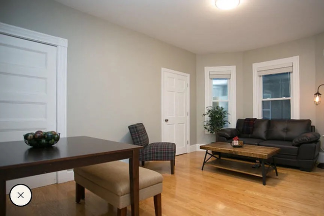 - - Close to Campus! Spacious 5 Bed 3 Bath w/ Laundry in Building Apartments