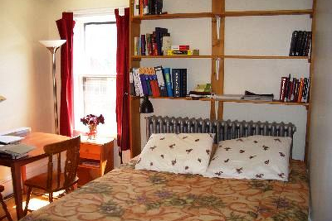 bedroom - Fayette St/Broadway Cambridge/Ctrl.Sq furnished studio in a Post-doc house