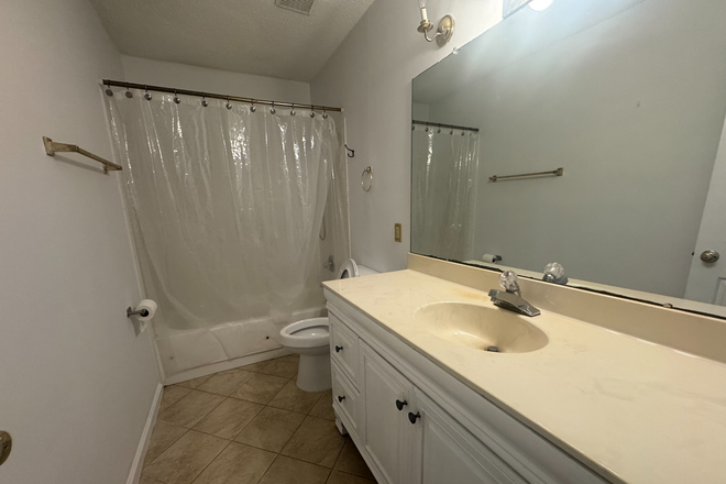 bath room 1 - PRIVATE 3 BED, 2 BED TOWN HOME, END UNIT, TOWN HOUSE