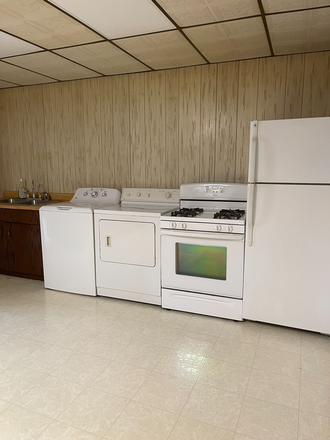 Kitchen - Walking distance to UIC