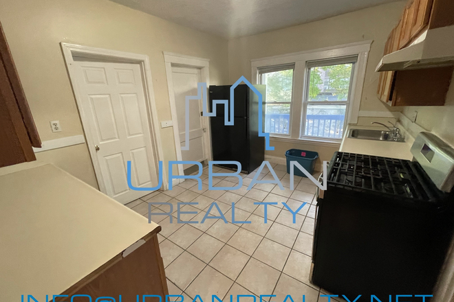 Kitchen - **NOW RENTING 2025-2026***  LARGE 8 BED 4 BATH HOUSE ON  RADNOR - REAR PORCH AND YARD!!!