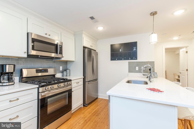 Unit 1 Kitchen - Furnished Luxury 3 bed / 2 or 3 Bath Luxury bi-level unit for $2500 Triplex