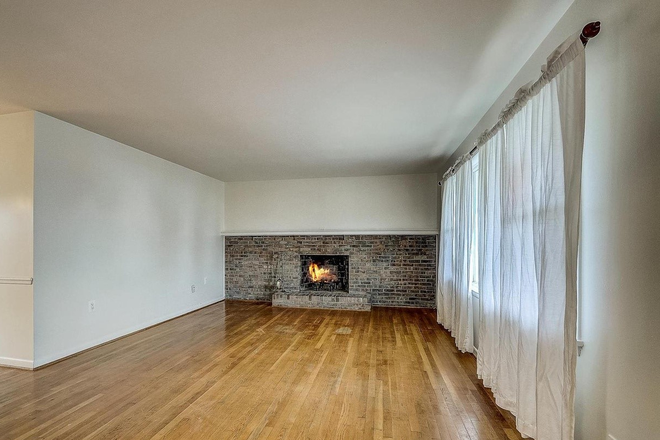 living room - Room available in large 5 Bed 3 Bath House in College Park
