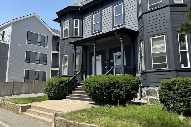 x - 8 BED / 3.5 BATH STUDENT TOWNHOUSE – 2,500 SQ FT – SEPT 1