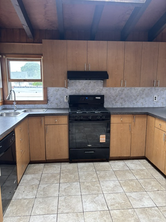 Kitchen with gas stove and dishwasher - Fully Furnished Private Rooms in Everett – Utilities, Wi-Fi & Laundry Included House