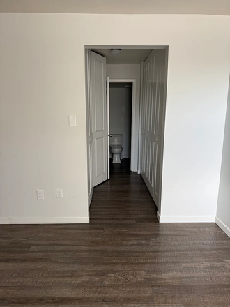 Spacious Room with Personal bathroom and dual closet - Shady Creek Apartments