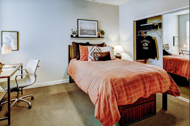 queen sized bed with large closet - SUMMER SUBLET (JUNE and JULY) UClub on 28th 1bed 1bath